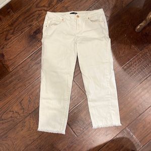 1822 Cream Capri’s w frayed edge